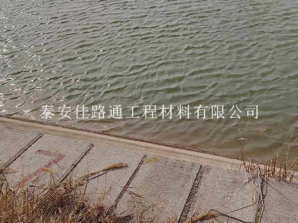 水產(chǎn)養(yǎng)殖行業(yè)鋪設(shè)防滲土工膜有哪些注意事項？