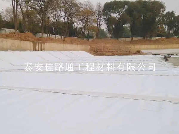 合理處理復(fù)合土工膜焊接接縫至關(guān)重要