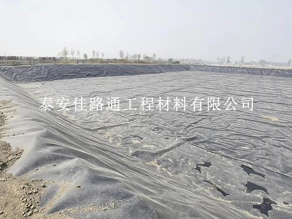 水產(chǎn)養(yǎng)殖防滲膜施工規(guī)范全解析，讓你的養(yǎng)殖工程固若金湯！